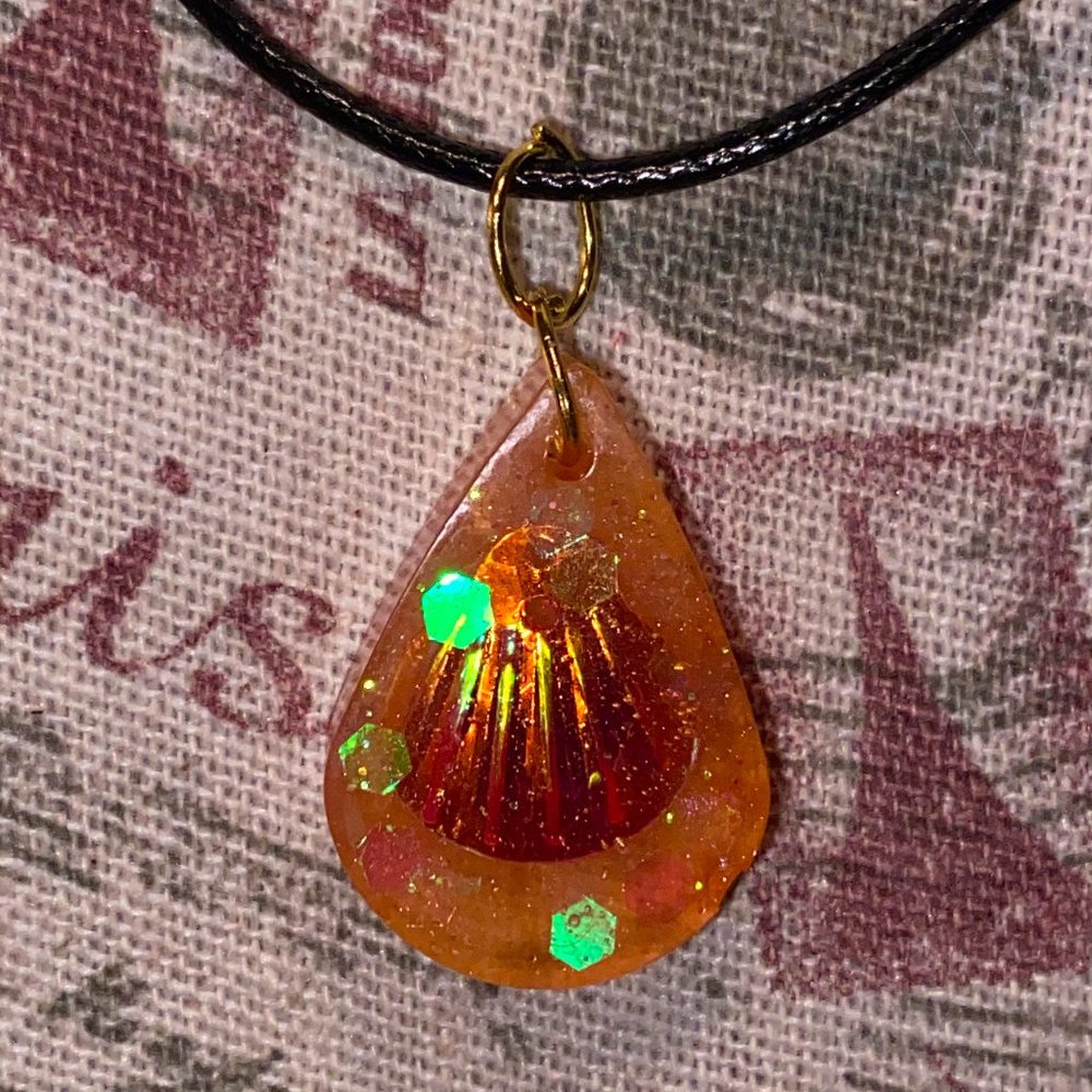 Seashell glittery necklace